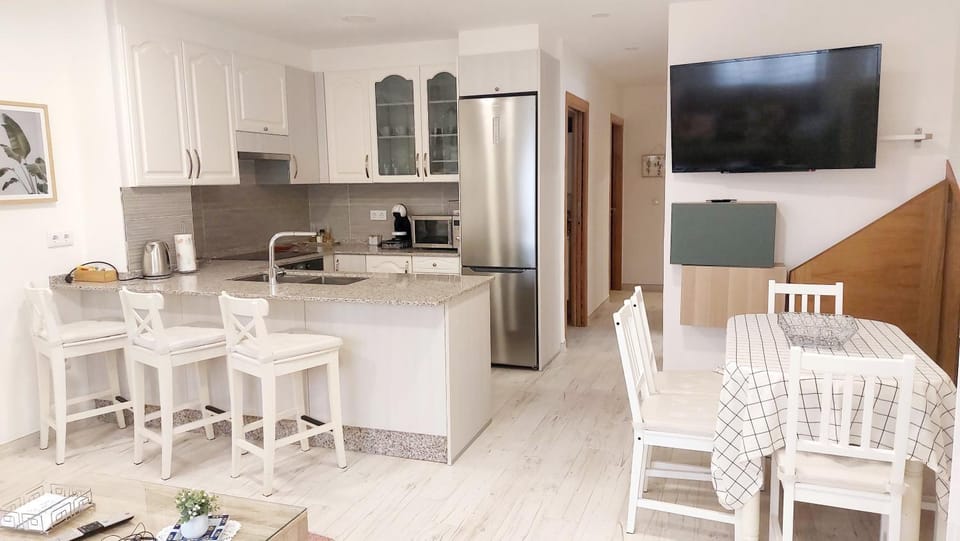 TV and multimedia, Kitchen or kitchenette, Dining area, dishwasher, oven, stove, toaster