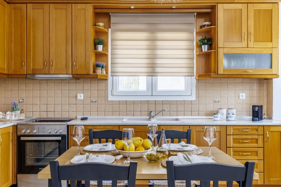 Kitchen or kitchenette, Dining area, stove