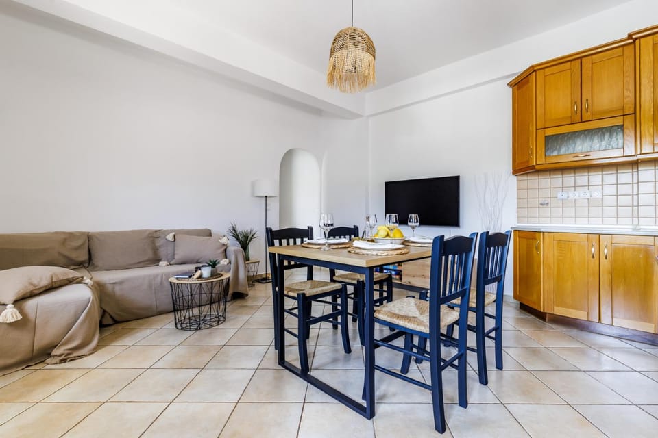 TV and multimedia, Kitchen or kitchenette, Living room, Seating area, Dining area