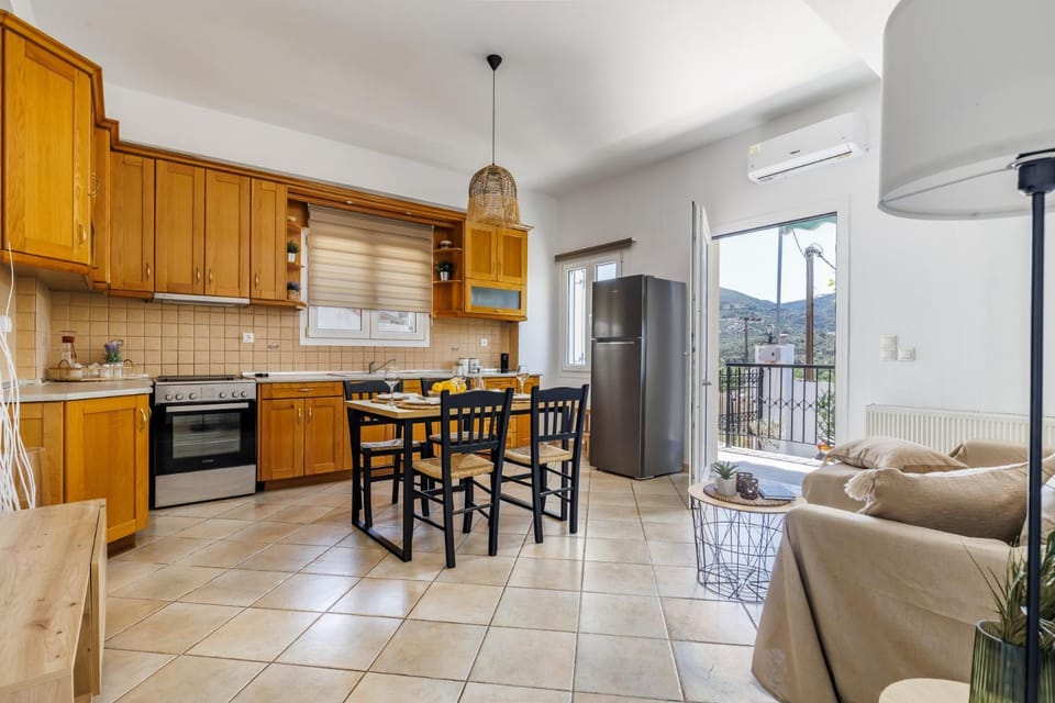 Kitchen or kitchenette, Living room, Seating area, Dining area, oven, stove