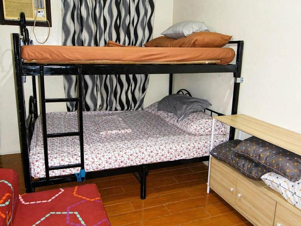 Bedroom, bunk bed