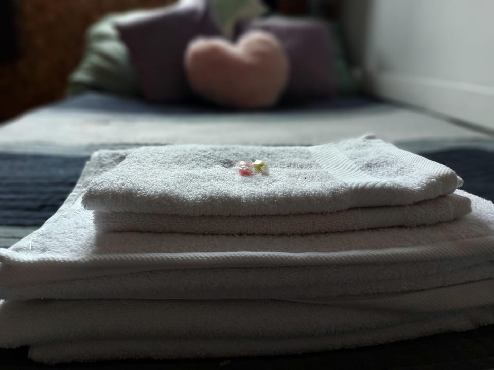 Bedroom, towels