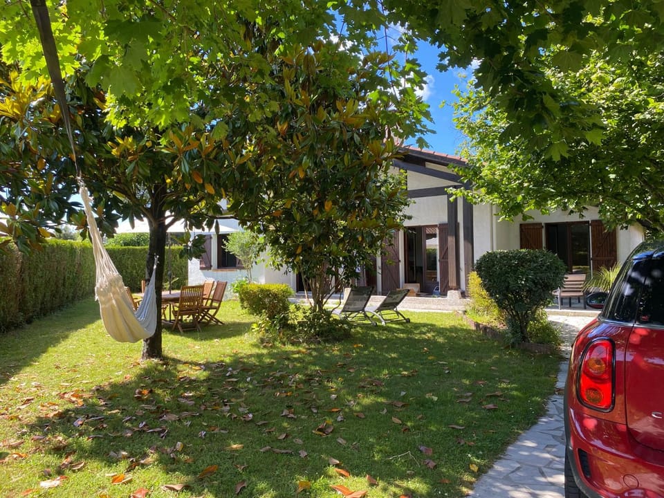 Property building, Garden, Parking