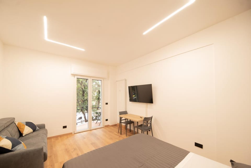 Bed, TV and multimedia, Living room, Photo of the whole room, Seating area, Dining area, Bedroom