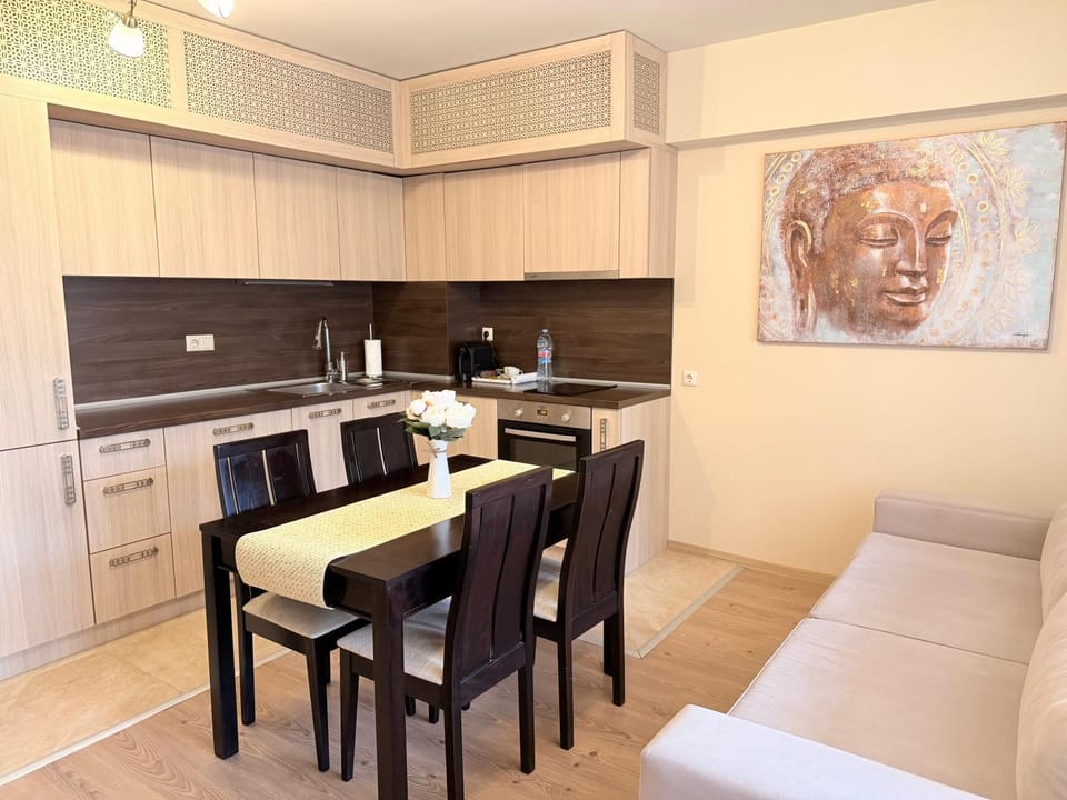 Kitchen or kitchenette, Living room, Seating area, Dining area
