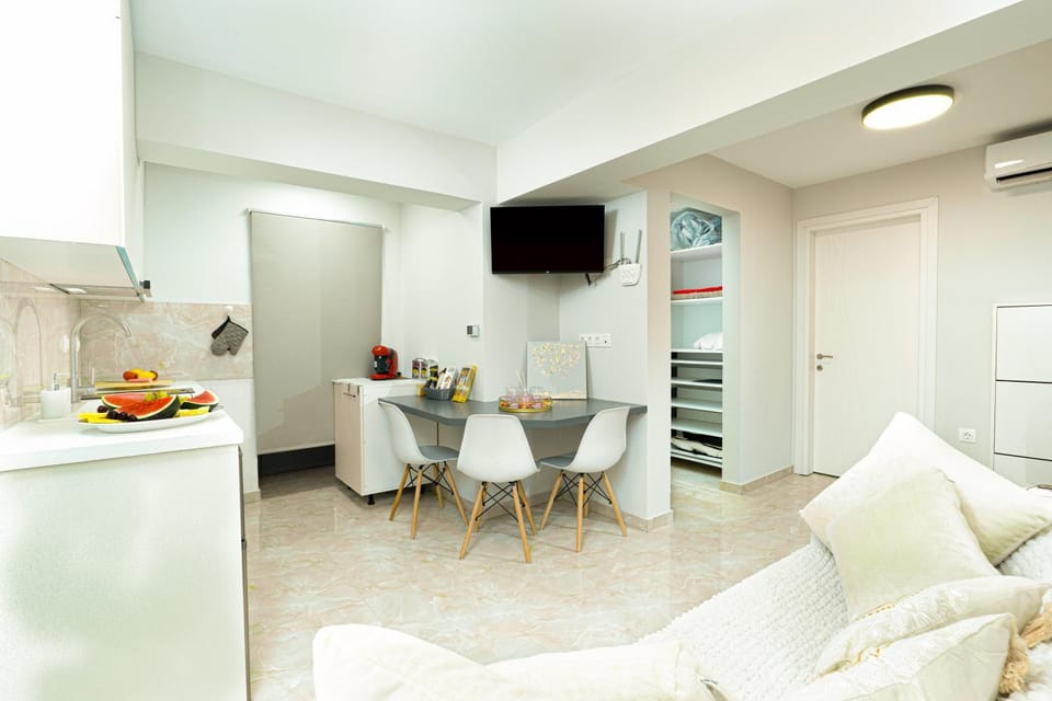 TV and multimedia, Kitchen or kitchenette, Seating area, air conditioner