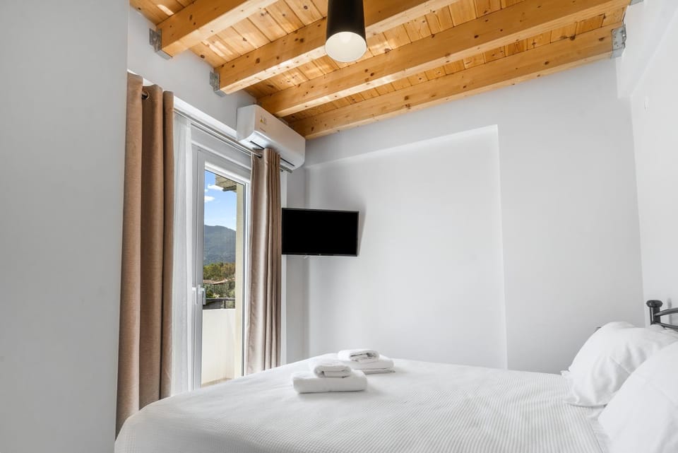 Bed, TV and multimedia, Photo of the whole room, Bedroom, towels