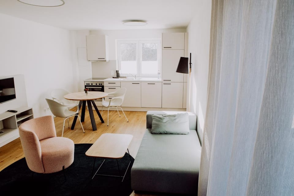 TV and multimedia, Kitchen or kitchenette, Living room, Seating area, Dining area, stove
