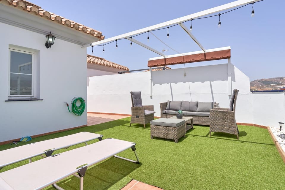 Property building, Balcony/Terrace, Living room