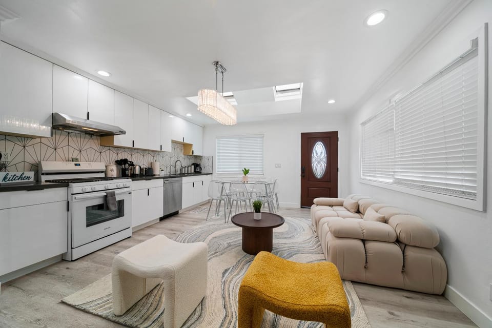 Kitchen or kitchenette, Living room, Seating area, Dining area, dishwasher, oven