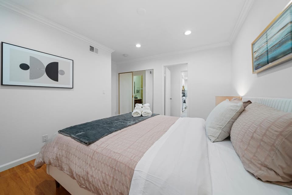 Bed, Photo of the whole room, Decorative detail, Bedroom, towels