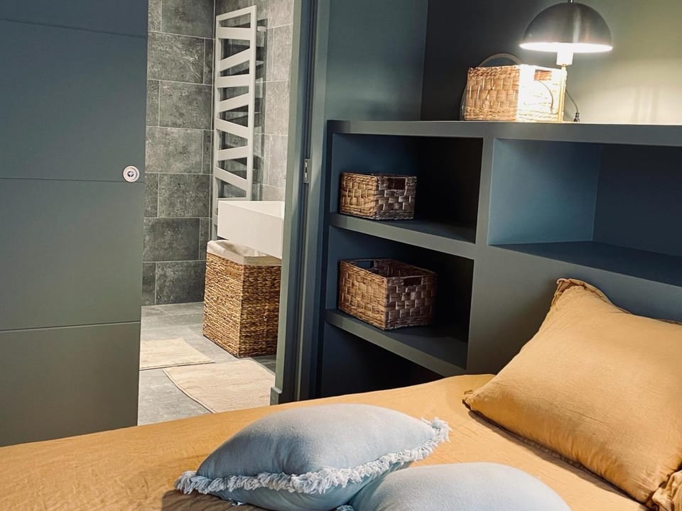 Bathroom, Photo of the whole room, Bedroom
