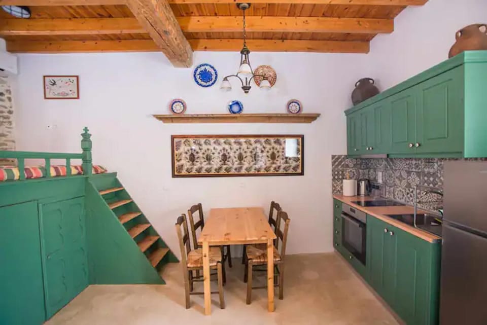 Kitchen or kitchenette, Dining area, stove