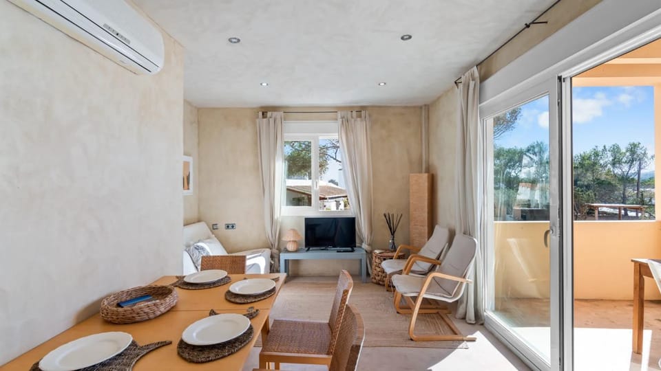 TV and multimedia, View (from property/room), Balcony/Terrace, Living room, Seating area, Dining area, air conditioner