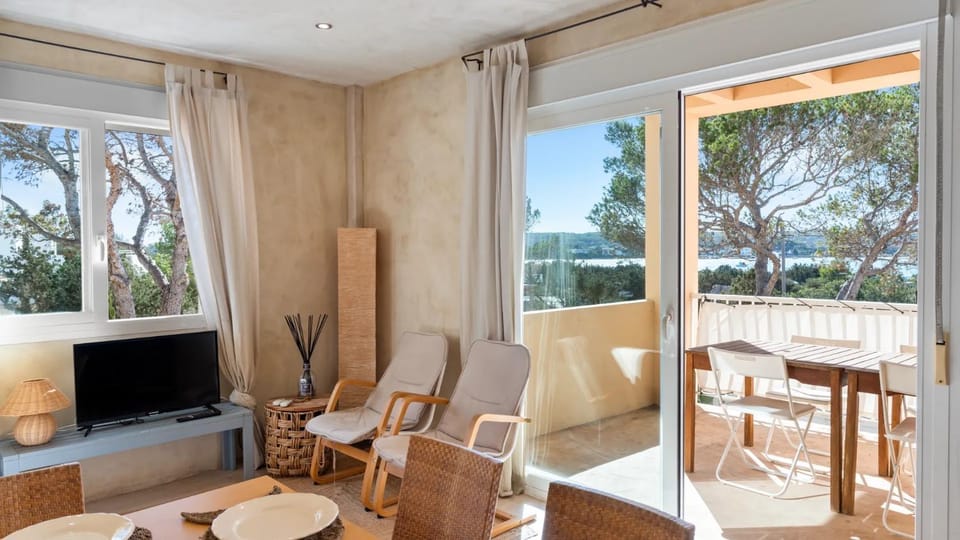Communal lounge/ TV room, Day, Natural landscape, TV and multimedia, View (from property/room), Balcony/Terrace, Living room, Seating area, Dining area