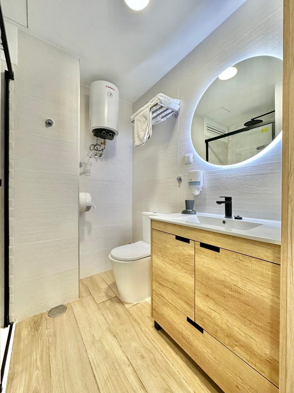 Shower, Restaurant/places to eat, Activities, Solarium, Bathroom, Beach, Hiking, Animals, Animals, Animals, Pets, Pets, Pets, Area and facilities, Swimming pool, Location, furniture, hair dryier, internet, pet friendly, pet friendly, storage, sunbed, towels, wardrobe, elevator