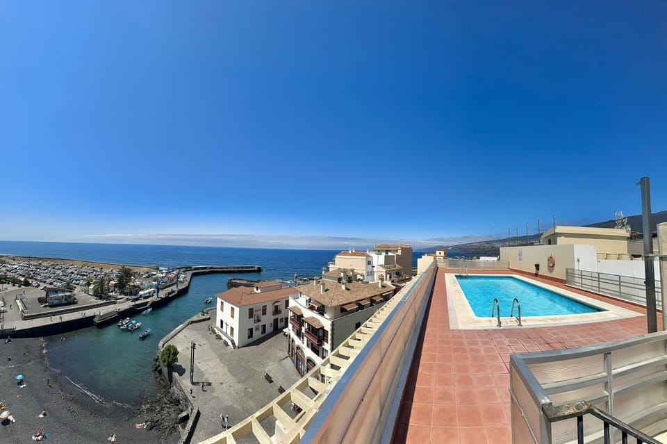 Shower, Restaurant/places to eat, Off site, People, People, Neighbourhood, Activities, Solarium, View (from property/room), Beach, Hiking, Guests, City view, Landmark view, Mountain view, Pool view, Sea view, Street view, Area and facilities, Shopping Area, Swimming pool, Location, group of guests, sunbed, towels, elevator