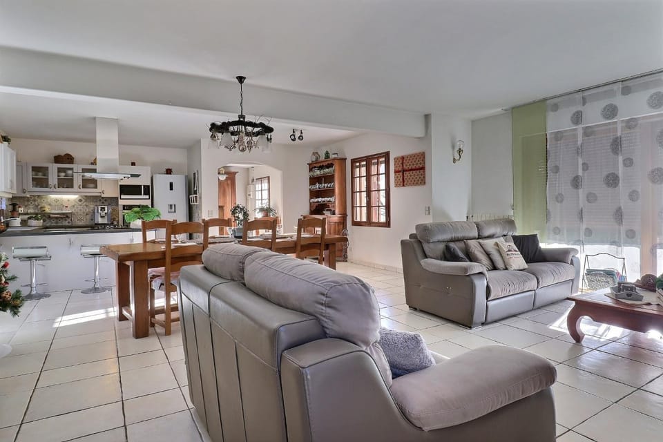 Living room, Dining area, pet friendly