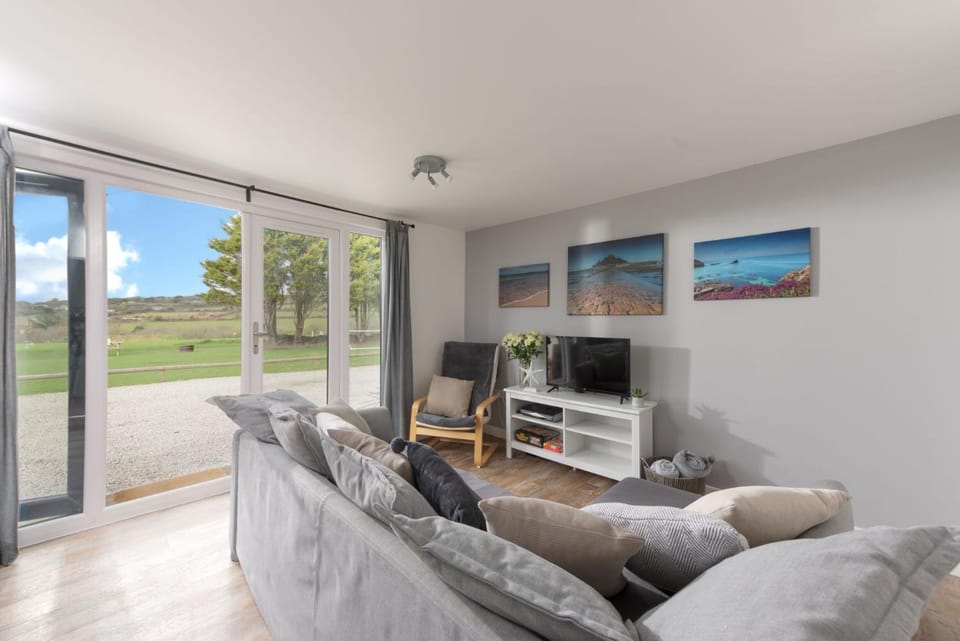TV and multimedia, Living room, Seating area, internet