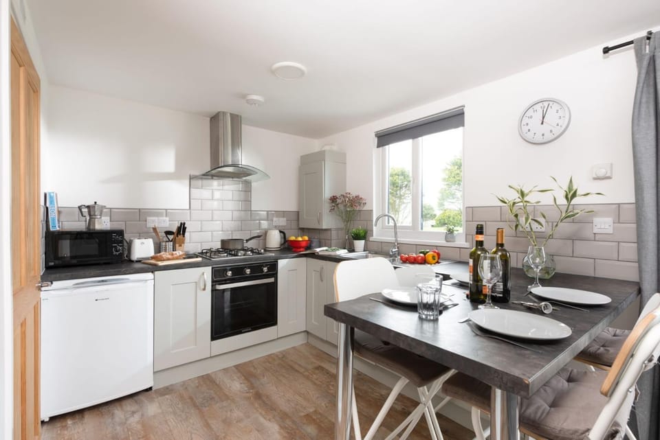 Coffee/tea facilities, Kitchen or kitchenette, Dining area, microwave, oven, pet friendly, stove, toaster