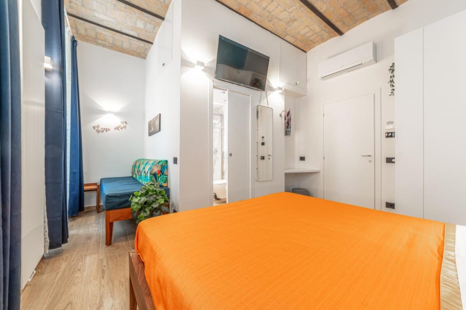 Bed, TV and multimedia, Photo of the whole room, Bedroom, wardrobe, air conditioner