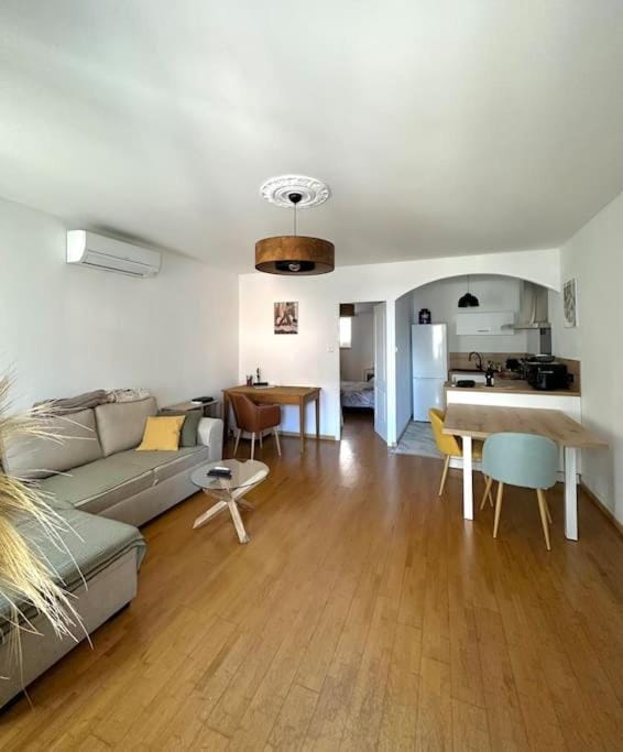 Living room, Seating area, air conditioner