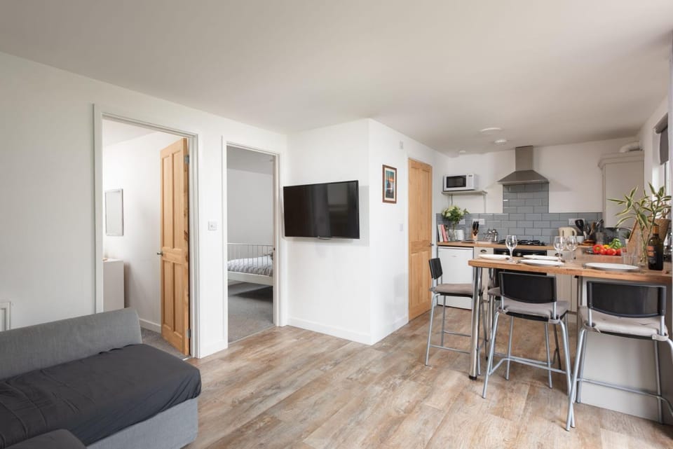 TV and multimedia, Kitchen or kitchenette, Living room, Seating area, Dining area, internet, microwave