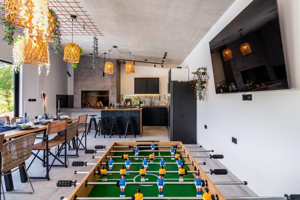 Communal lounge/ TV room, BBQ facilities, Decorative detail, Evening entertainment