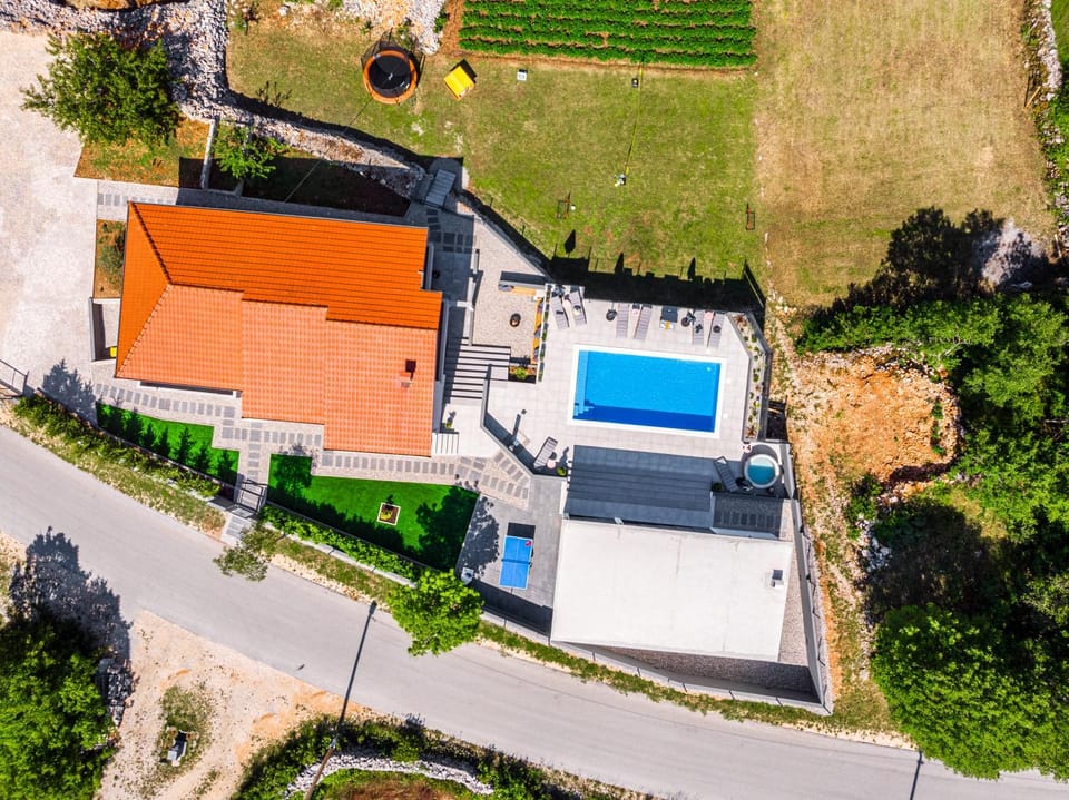 Property building, Day, Neighbourhood, Bird's eye view, Pool view, Street view, Swimming pool