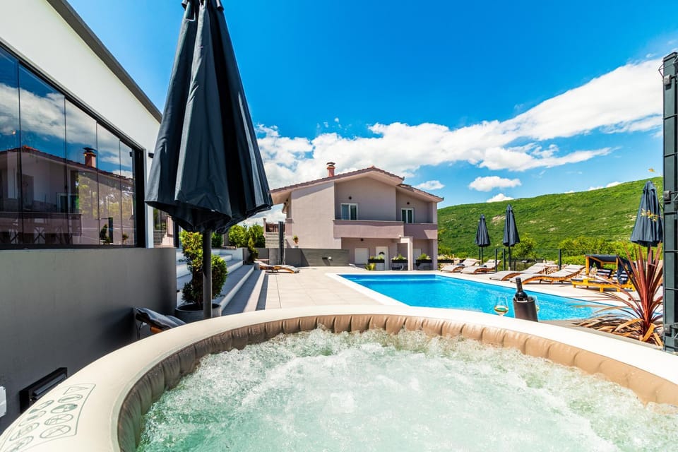 Property building, Day, Natural landscape, Hot Tub, Mountain view, Pool view, Swimming pool, sunbed