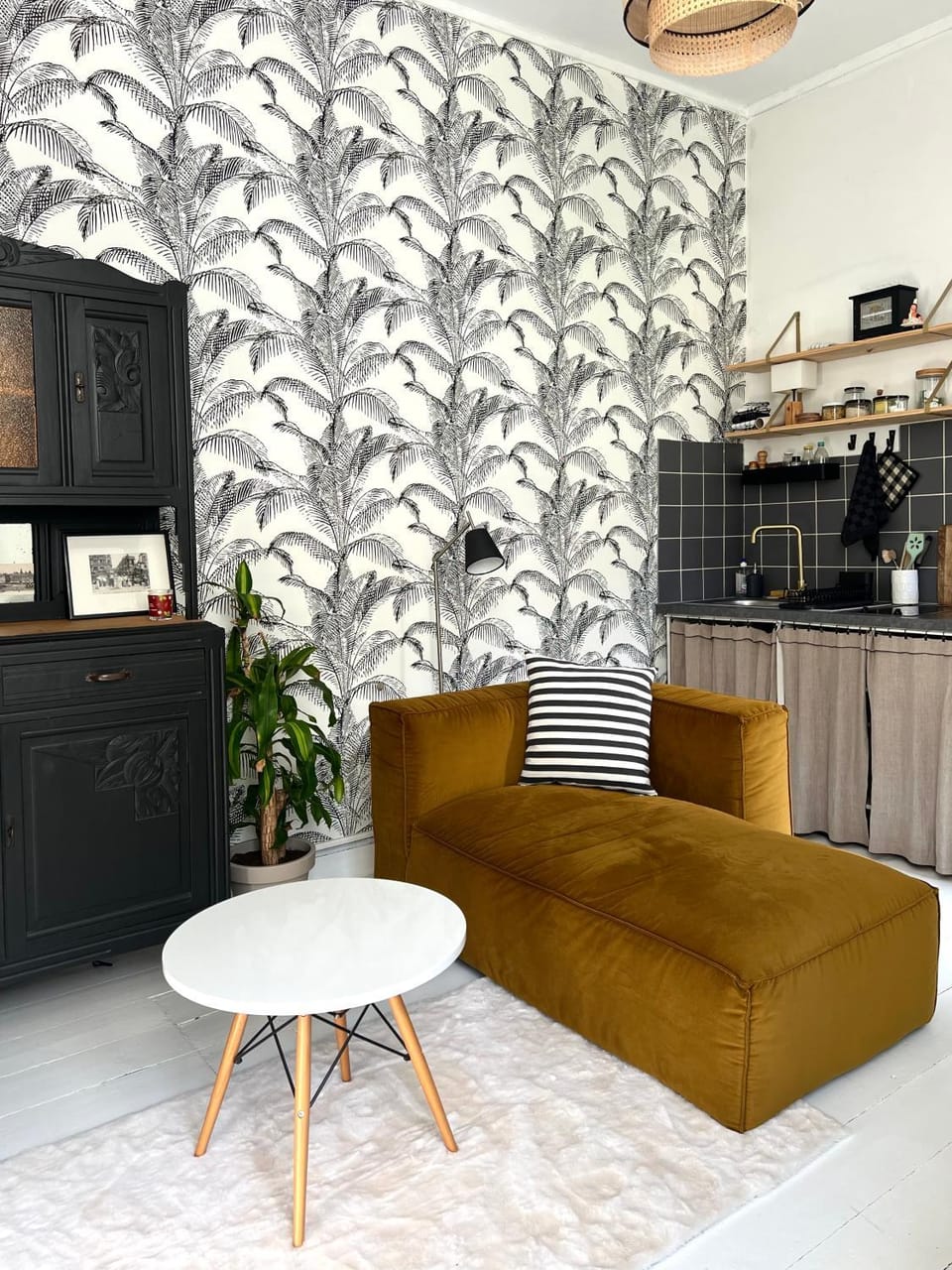 Kitchen or kitchenette, Living room, Seating area, Dining area, stove
