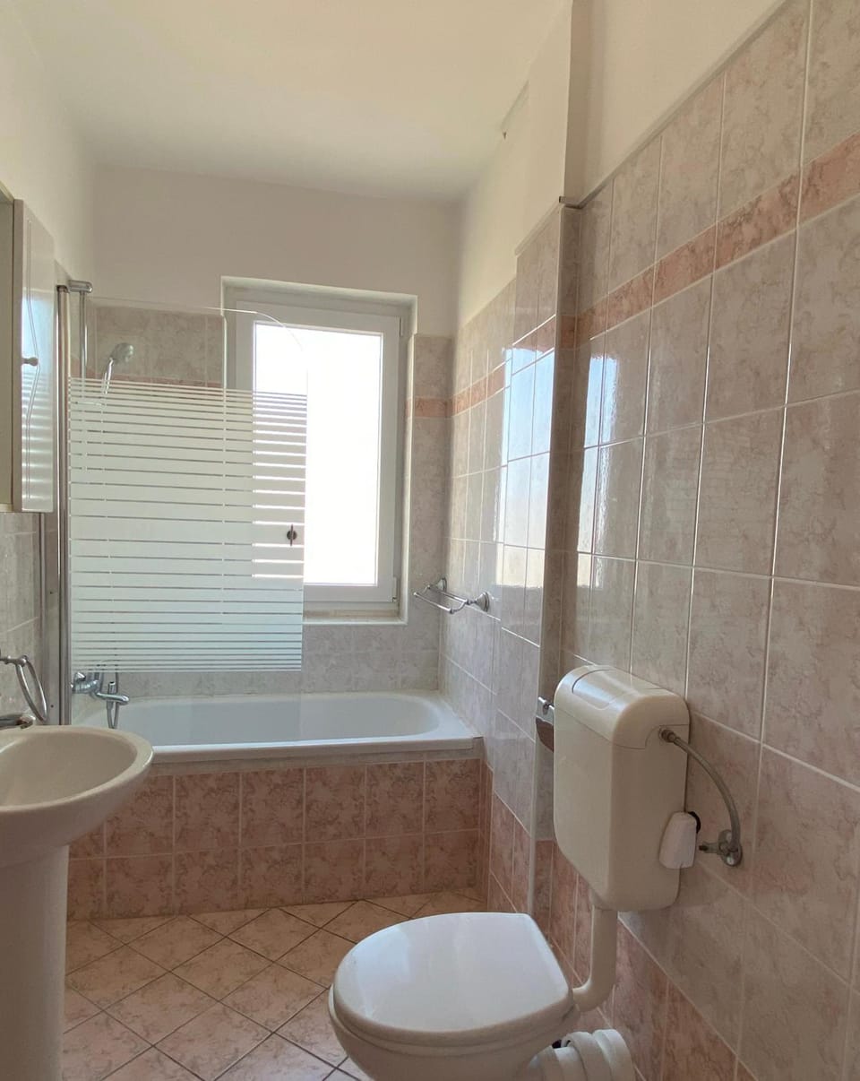 Shower, Toilet, Bath, towels