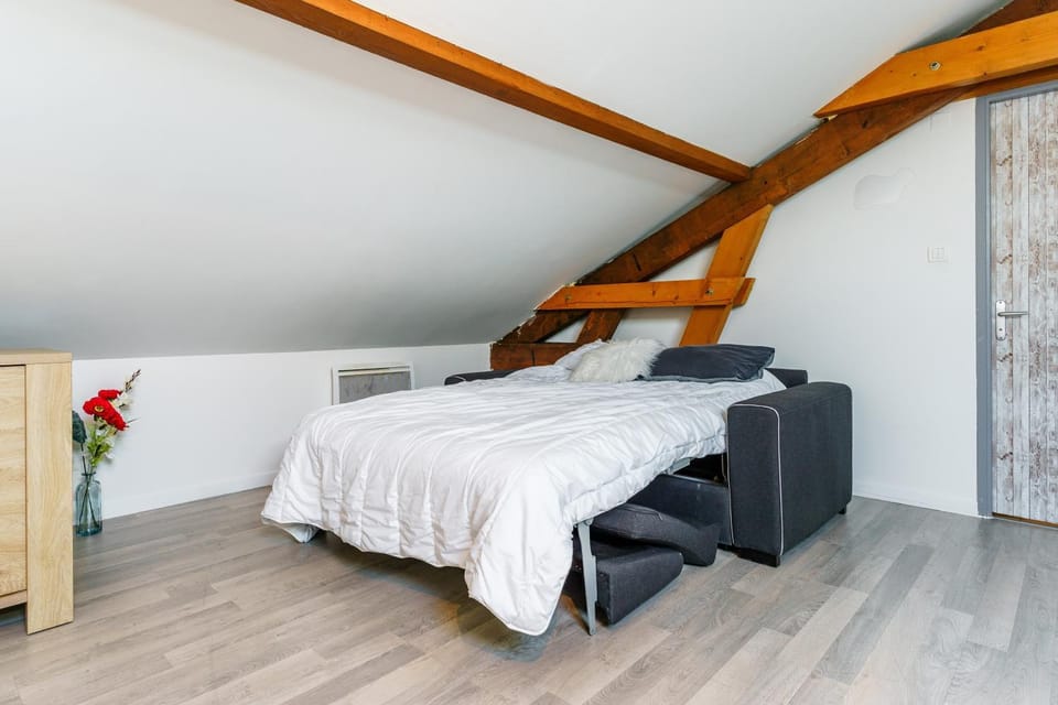Bed, Living room