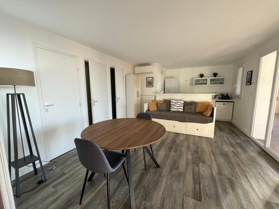 Bas de villa, vue mer, terrasse, clim, piscine Apartment in Toulon