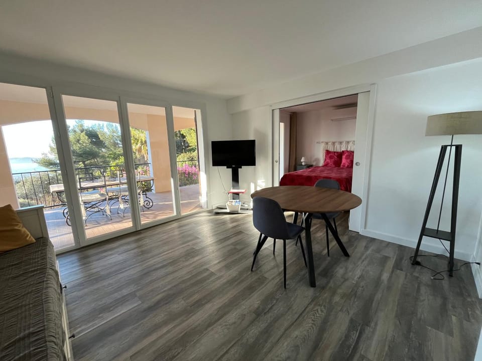 Bas de villa, vue mer, terrasse, clim, piscine Apartment in Toulon