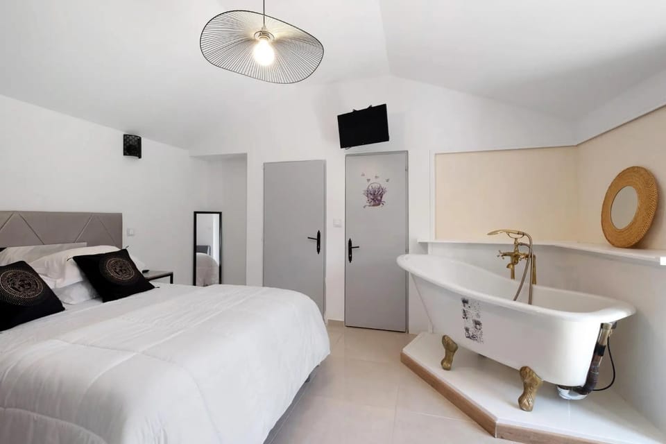 Bathroom, Living room