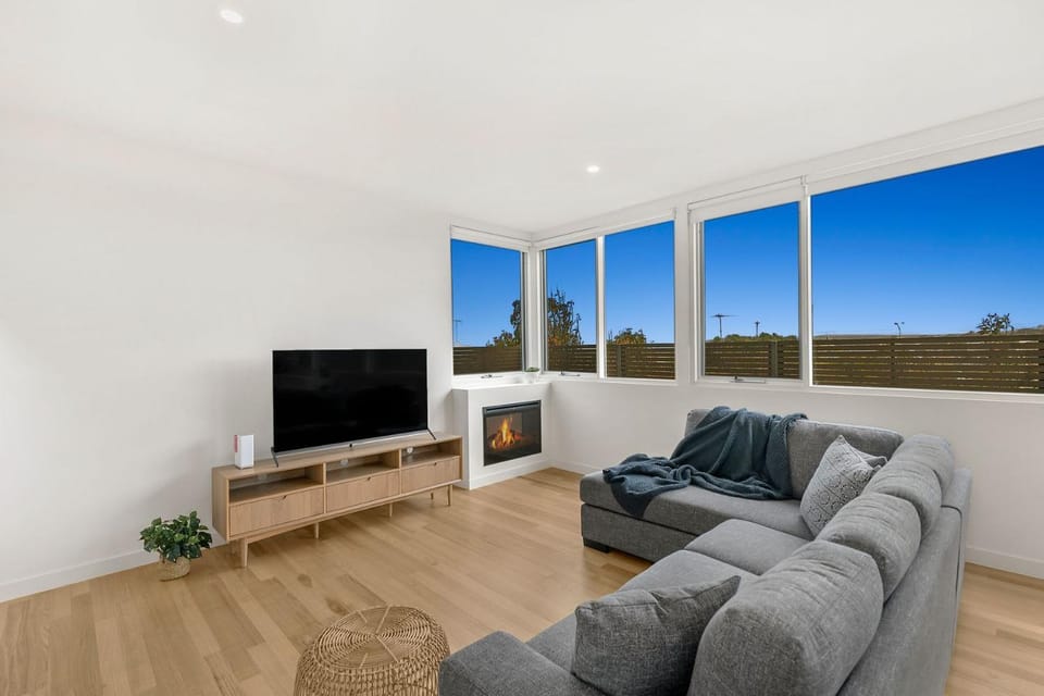 Torquay Point Panoramic Ocean and Golf Course View House in Torquay