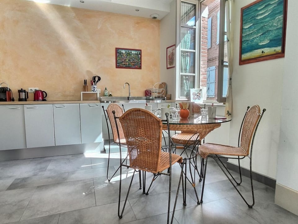 Kitchen or kitchenette, Dining area