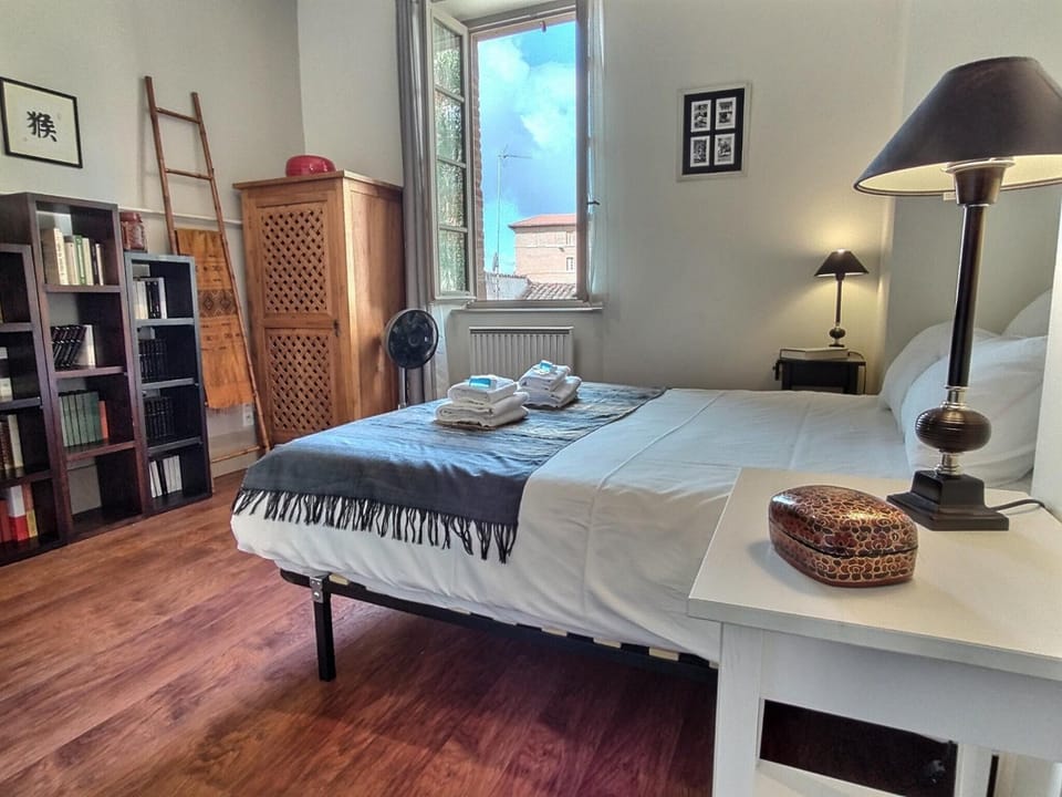 Bed, Photo of the whole room, Bedroom, towels