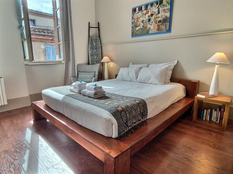 Bed, Photo of the whole room, Bedroom, towels
