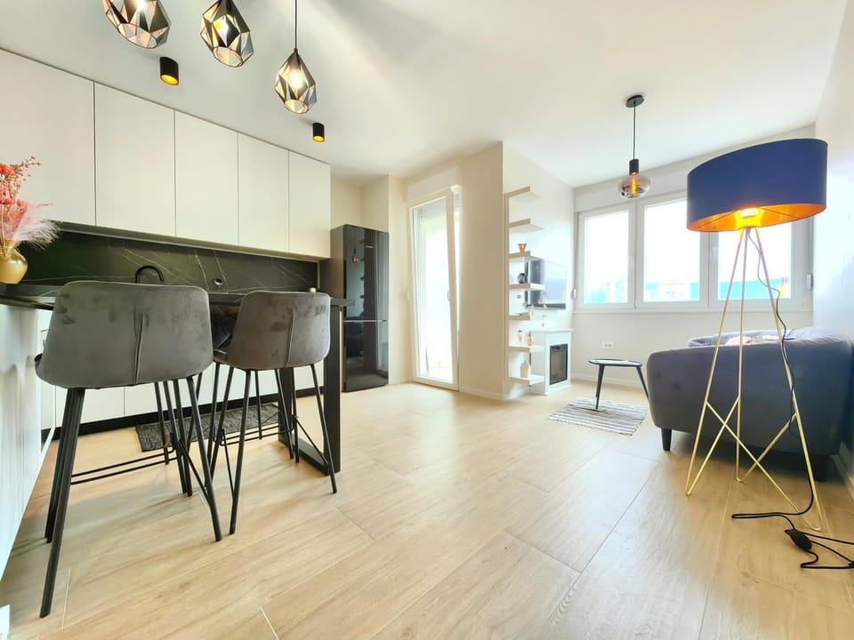 Kitchen or kitchenette, Living room, Seating area, Dining area