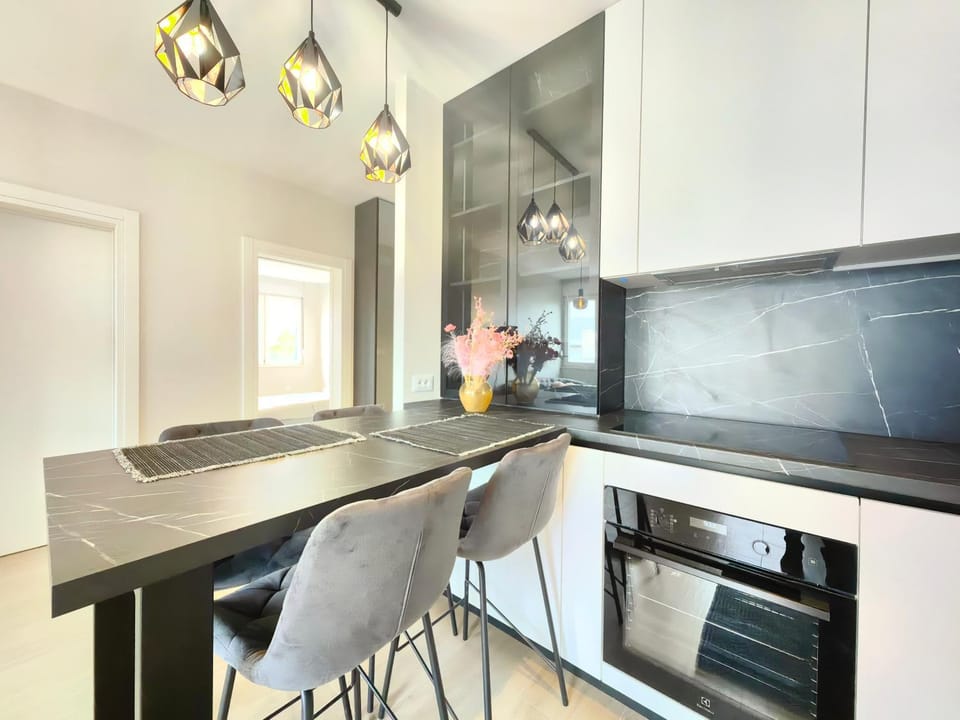 Kitchen or kitchenette, Dining area, oven, stove