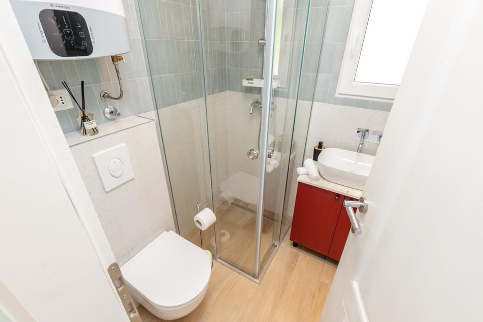 Shower, Toilet, Bathroom, towels