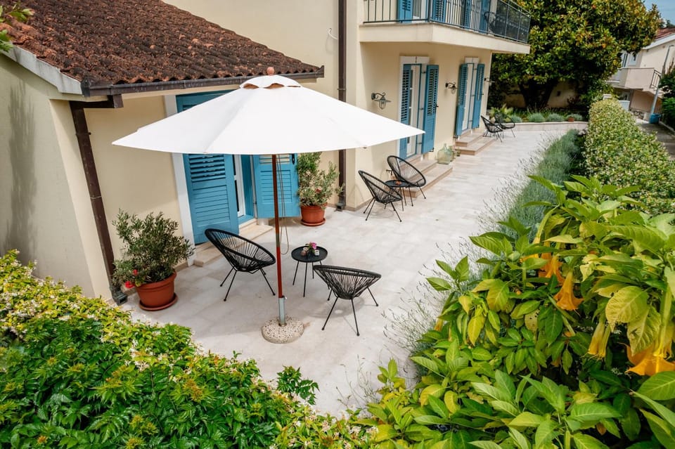 Property building, Patio, Spring, Day, Garden, Garden, Garden view