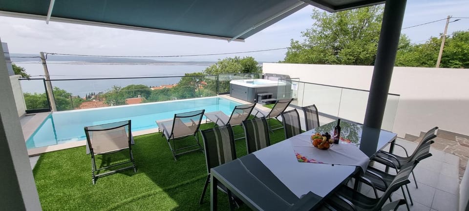 Balcony/Terrace, Dining area, Pool view, Swimming pool, sunbed