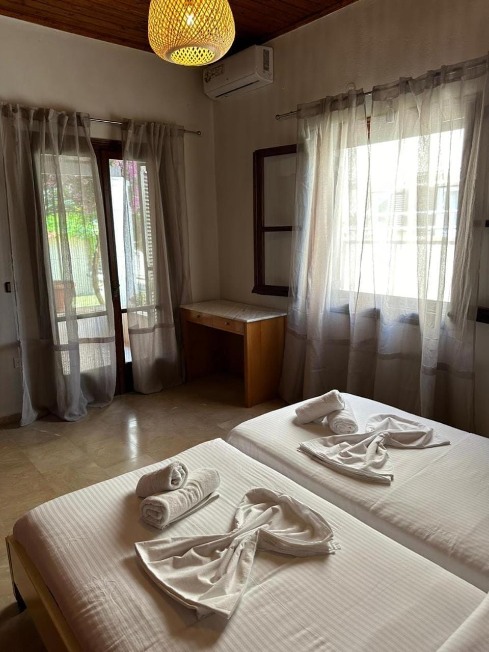 Bed, Bedroom, towels