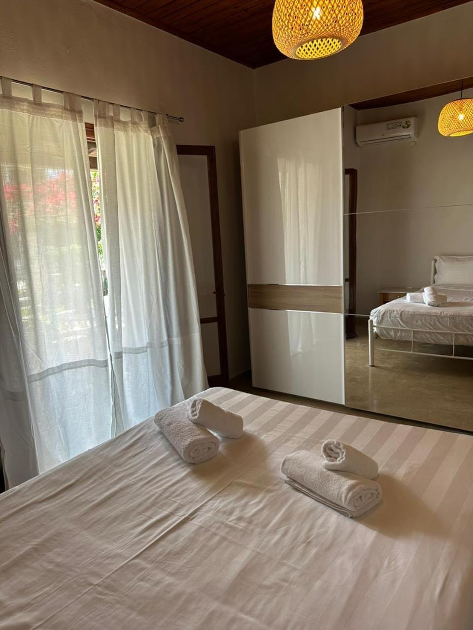 Bed, Bedroom, towels