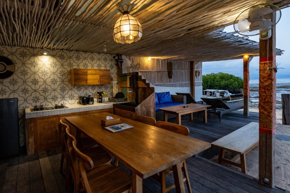 Kitchen or kitchenette, Living room, Seating area, Dining area