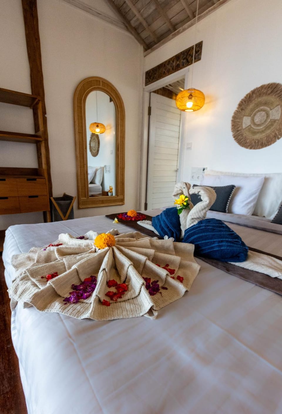 Bed, Bedroom, towels