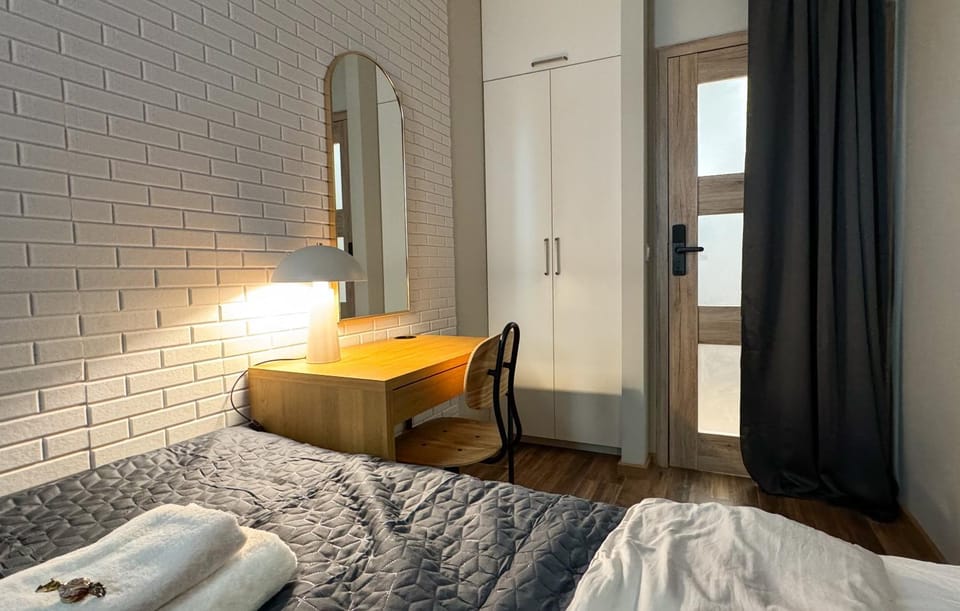 Bed, Bedroom, towels
